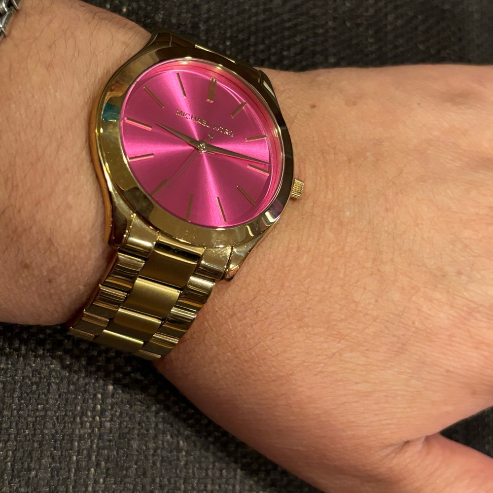 Michael Kors pink face watch (needs a  Battery 🪫(size7-1/2 or 8)